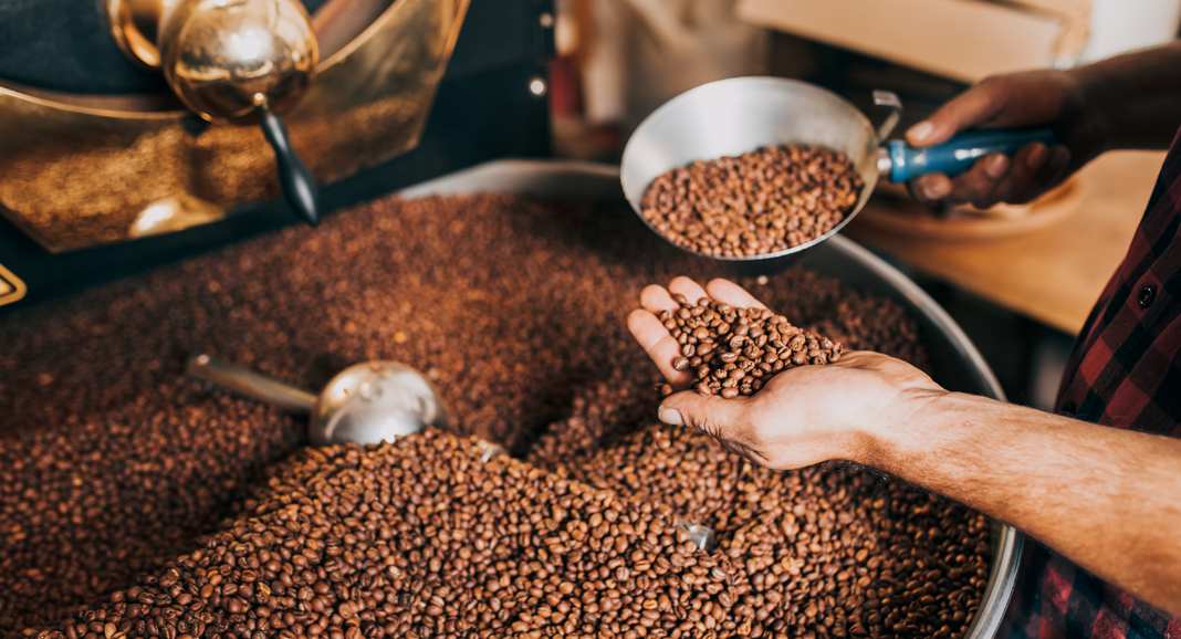 beruf-kaffeeroster Beruf Kaffeeröster bei der Röstung von Kaffee