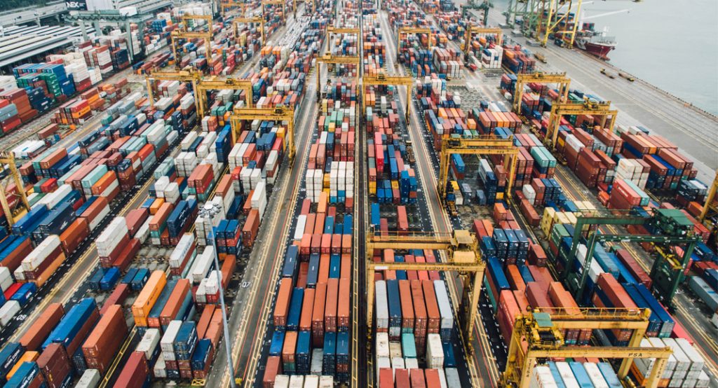 containertransport von kaffee an den häfen