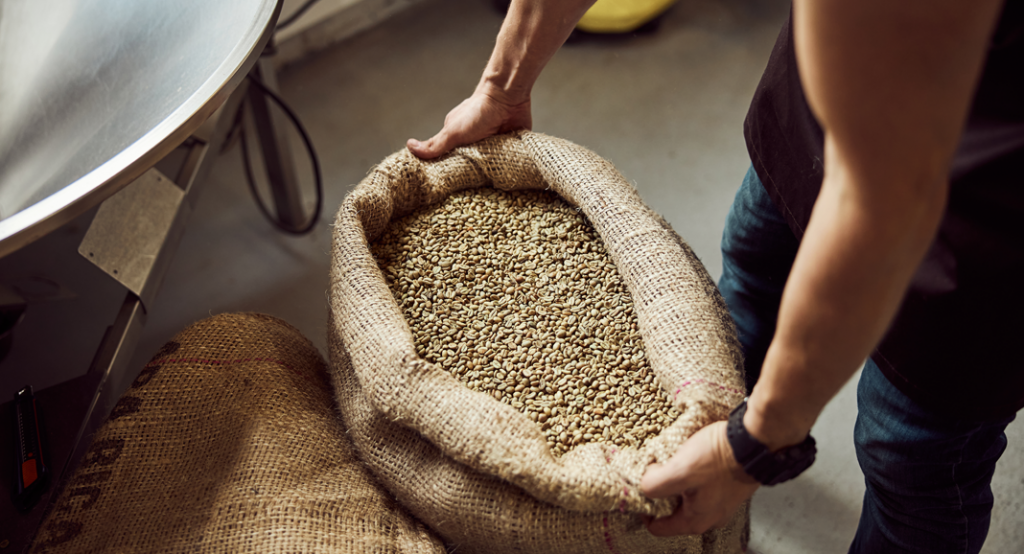 kaffeeröster müssen schwere kaffeesäcke tragen