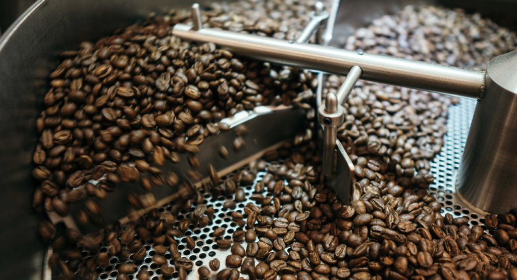 roesttrommel mit kaffeebohnen