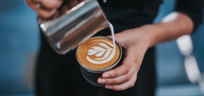 tasse bei der zubereitung von cappuccino